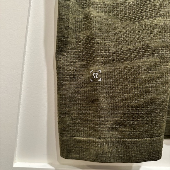 Camo Men’s Large Lululemon Tshirt - Picture 2 of 3